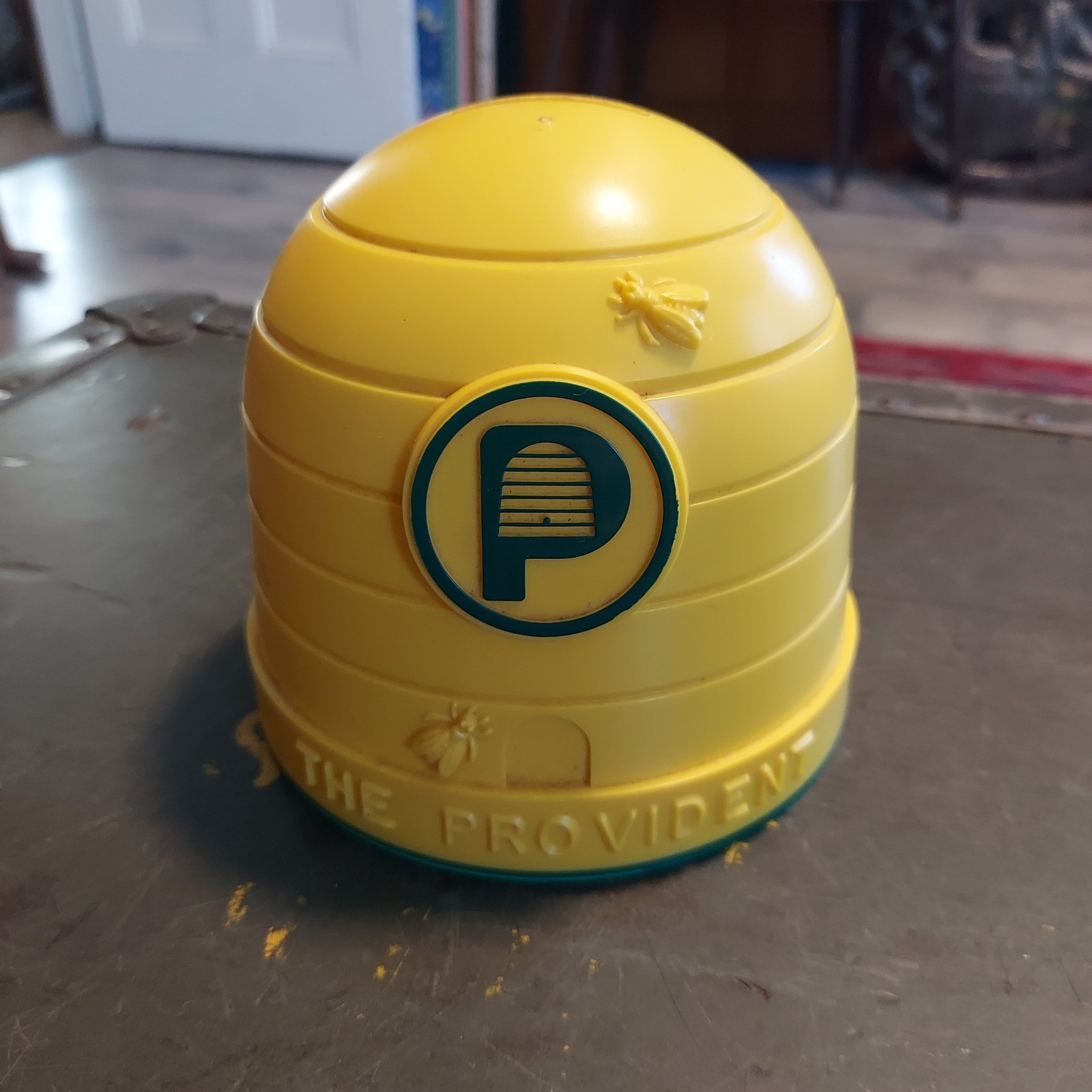 Vintage The Provident Beehive Coin Bank Plastique Unique Yellow Green 4.5×4.5