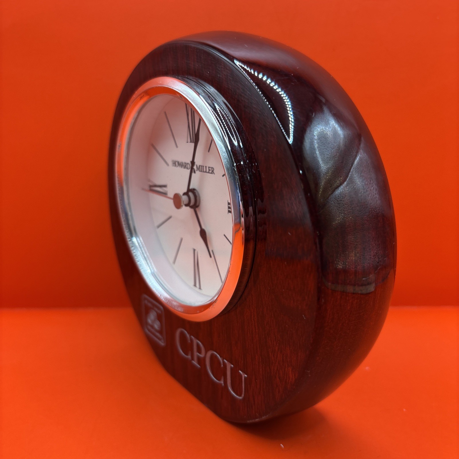 VTG State Farm 5.5″ Tall Round Wooden Howard Miller “CPCU” Desk Clock – Works!!