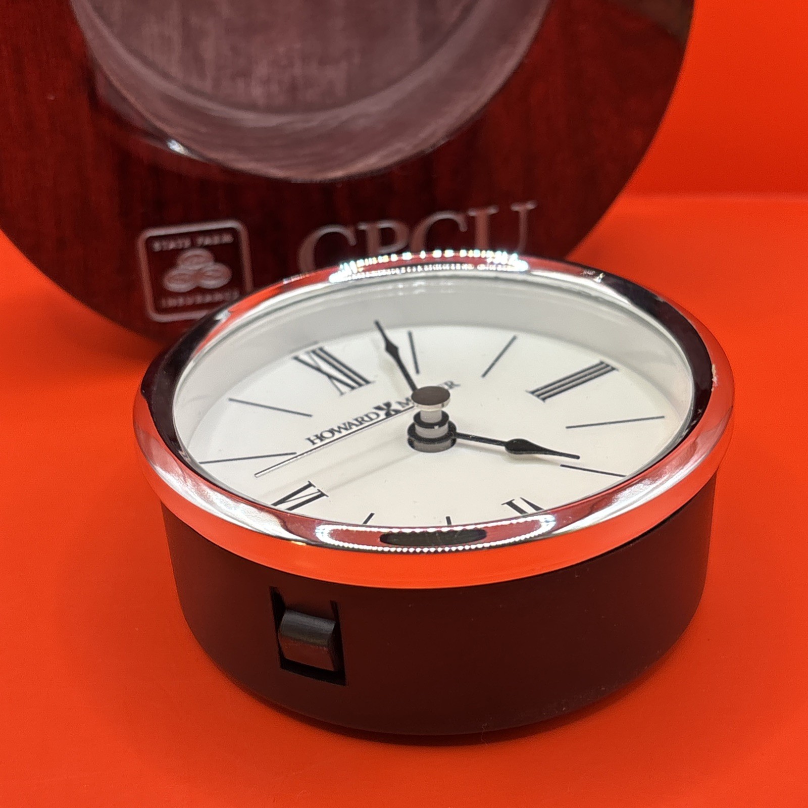 VTG State Farm 5.5″ Tall Round Wooden Howard Miller “CPCU” Desk Clock – Works!!