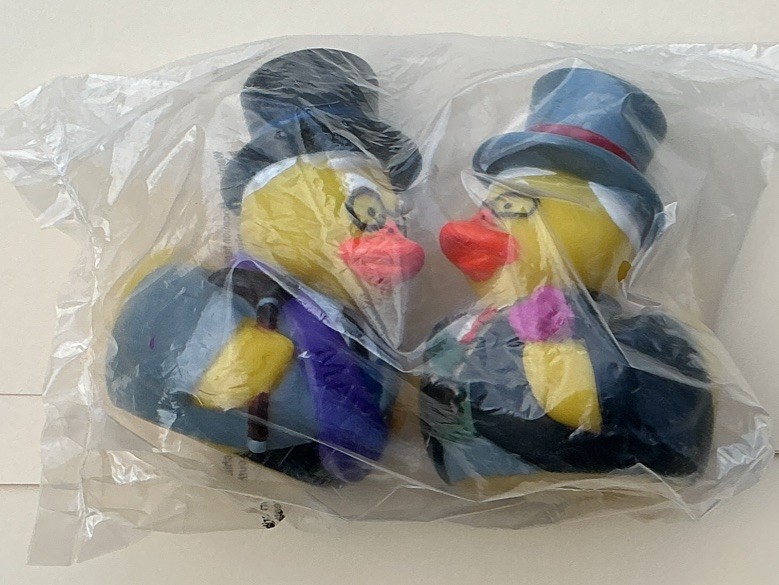 2017 Berkshire Hathaway Warren Buffett & Charlie Munger Rubber Ducks – Sealed